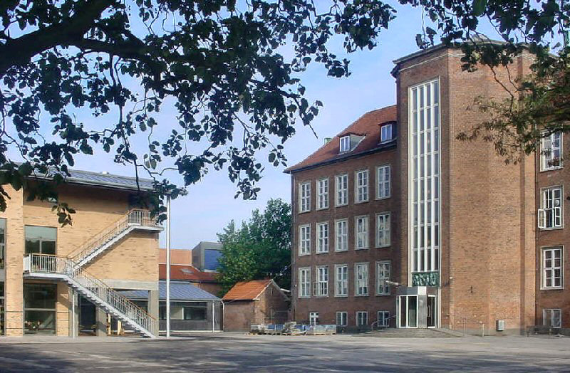 Søndermarkskolens facade, forår 2002. Foto: Peter Lind.